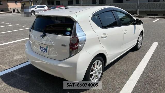 Toyota AQUA 2013-08 8282057-12
