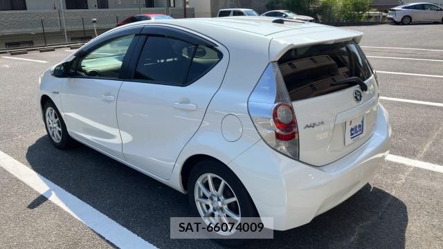 Toyota AQUA 2013-08 8282057-13