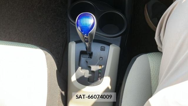 Toyota AQUA 2013-08 8282057-14