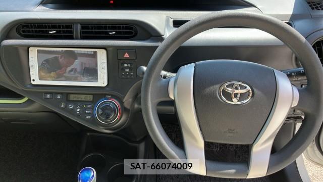 Toyota AQUA 2013-08 8282057-16