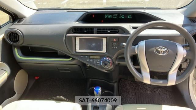 Toyota AQUA 2013-08 8282057-2