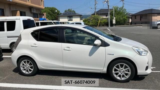 Toyota AQUA 2013-08 8282057-3