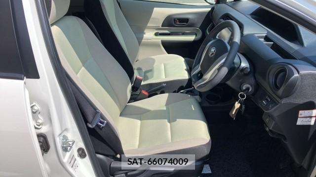 Toyota AQUA 2013-08 8282057-5