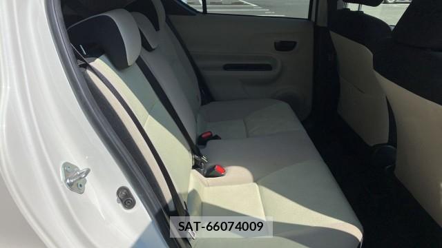 Toyota AQUA 2013-08 8282057-6