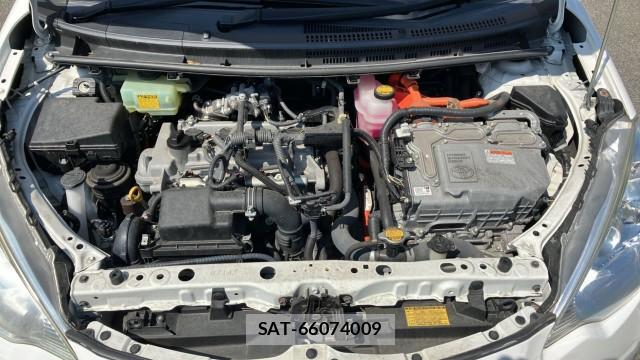 Toyota AQUA 2013-08 8282057-7