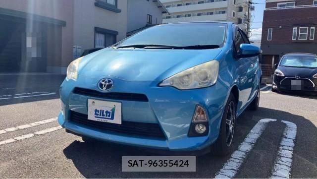 Toyota AQUA 2013-12 8282058-0