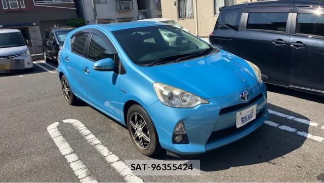 Toyota AQUA 2013-12 8282058-11