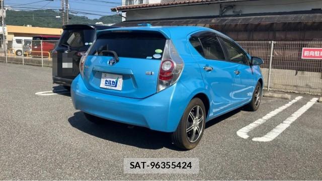 Toyota AQUA 2013-12 8282058-12