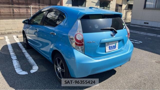 Toyota AQUA 2013-12 8282058-13