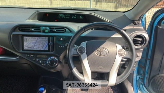 Toyota AQUA 2013-12 8282058-16