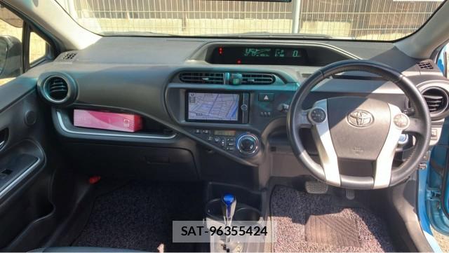 Toyota AQUA 2013-12 8282058-2