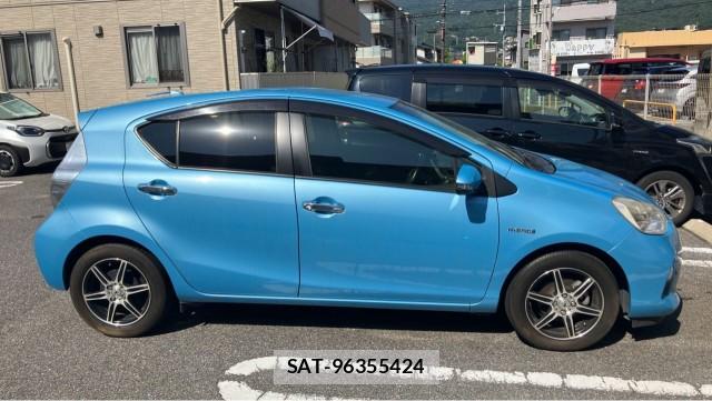 Toyota AQUA 2013-12 8282058-3