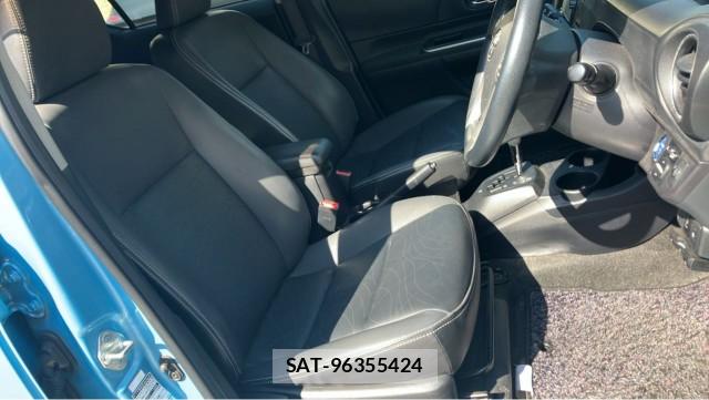 Toyota AQUA 2013-12 8282058-5