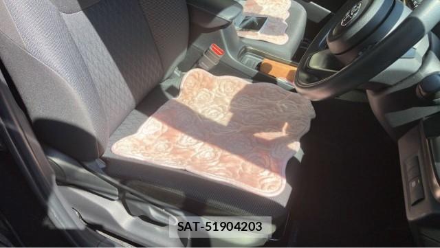 Toyota AQUA 2023-08 8282138-5