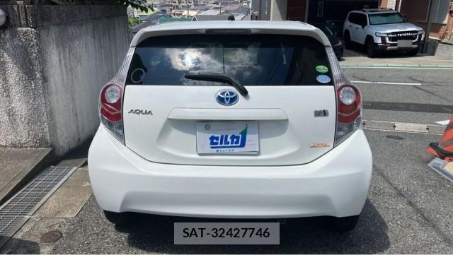 Toyota AQUA 2013-11 8282141-1
