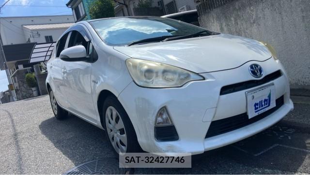 Toyota AQUA 2013-11 8282141-11