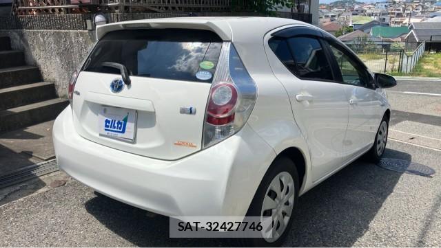 Toyota AQUA 2013-11 8282141-12