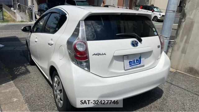 Toyota AQUA 2013-11 8282141-13