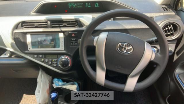Toyota AQUA 2013-11 8282141-16