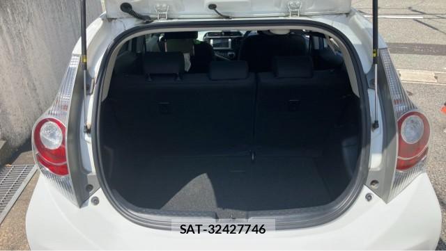 Toyota AQUA 2013-11 8282141-17