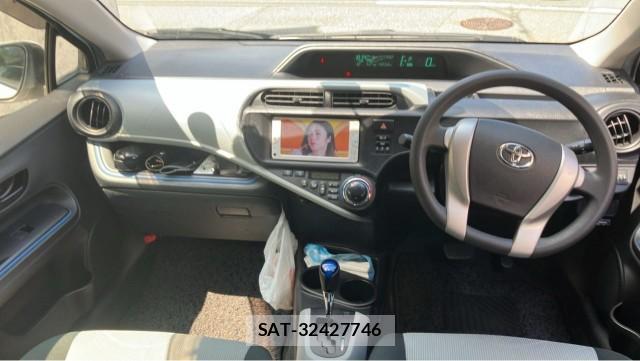 Toyota AQUA 2013-11 8282141-2