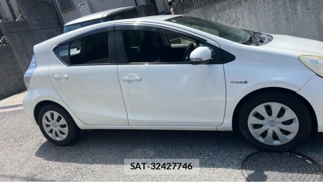 Toyota AQUA 2013-11 8282141-3
