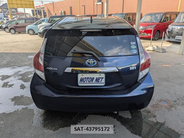 Toyota AQUA 2016-09 8282692-13