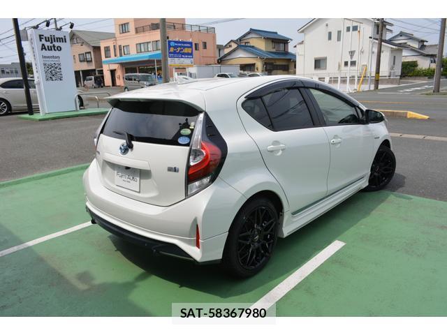 Toyota AQUA 2017-10 8283240-1