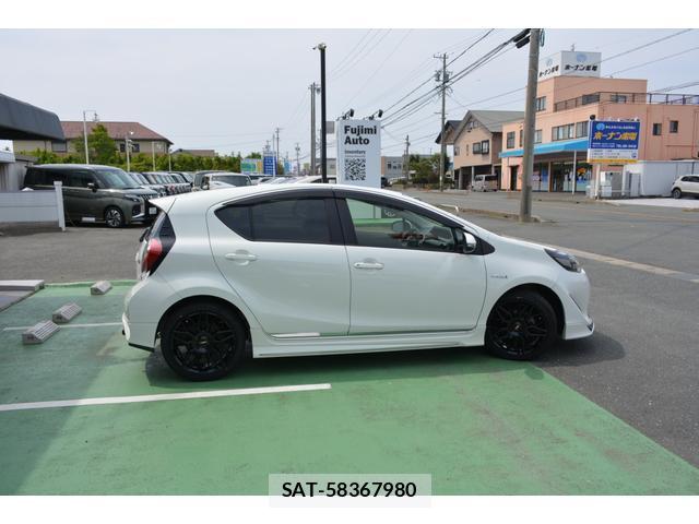 Toyota AQUA 2017-10 8283240-14
