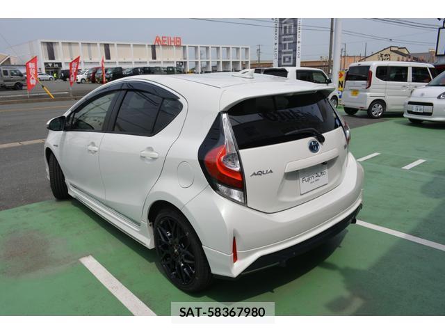 Toyota AQUA 2017-10 8283240-9