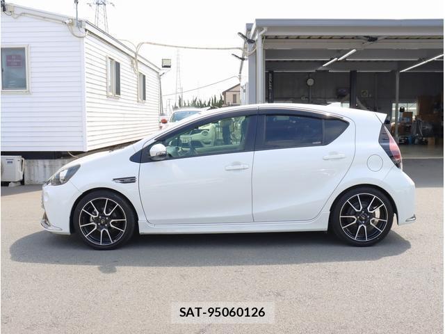 Toyota AQUA 2017-05 8283411-6