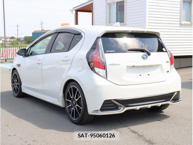 Toyota AQUA 2017-05 8283411-7
