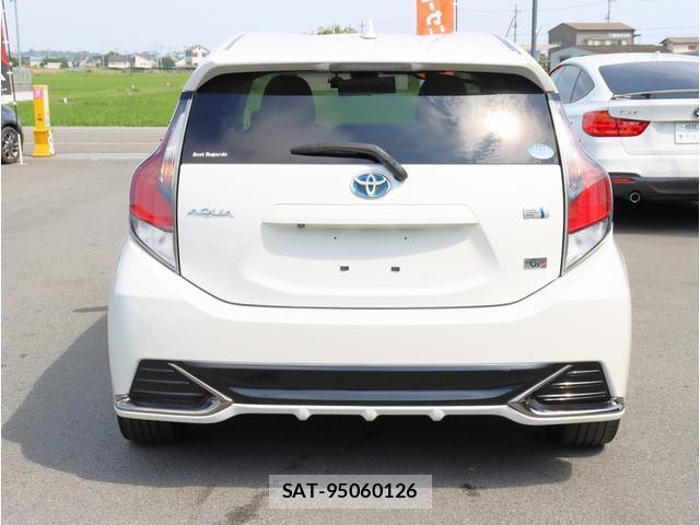 Toyota AQUA 2017-05 8283411-8