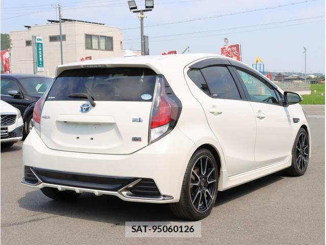 Toyota AQUA 2017-05 8283411-9