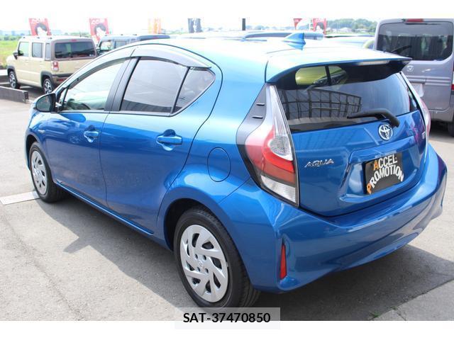 Toyota AQUA 2018-02 8283515-1