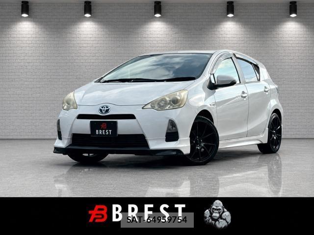 Toyota AQUA 2013-02 8284173-0