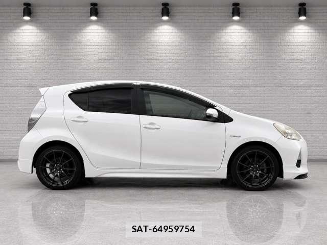 Toyota AQUA 2013-02 8284173-1