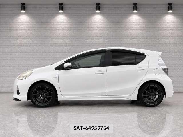 Toyota AQUA 2013-02 8284173-2