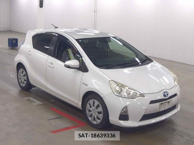 Toyota AQUA 2013-07 8284546-0