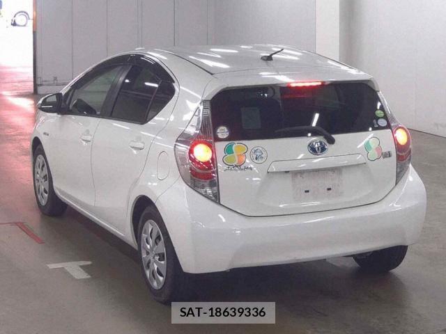 Toyota AQUA 2013-07 8284546-1