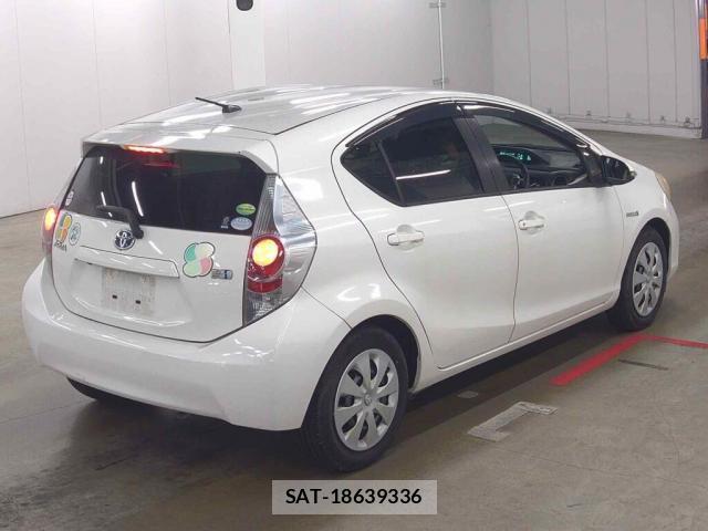 Toyota AQUA 2013-07 8284546-3