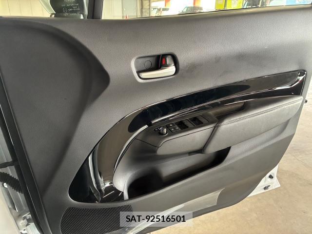 Toyota AQUA 2025-09 8284774-18