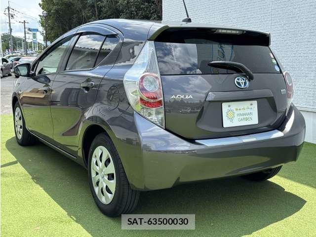 Toyota AQUA 2012-12 8285481-3