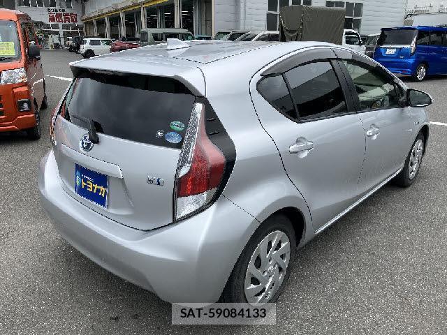 Toyota AQUA 2015-12 8285588-3