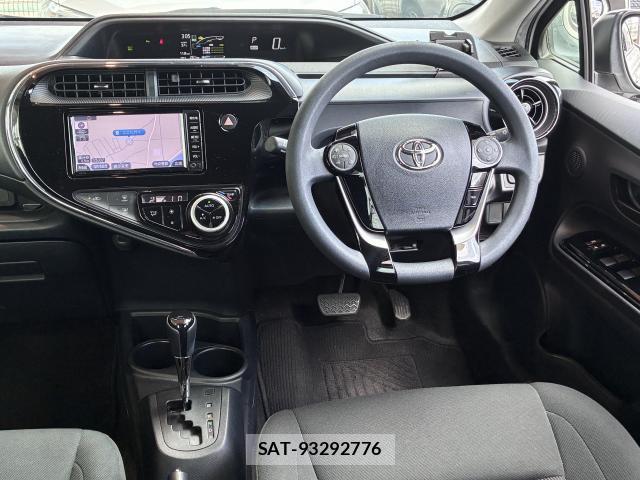 Toyota AQUA 2018-08 8285602-14