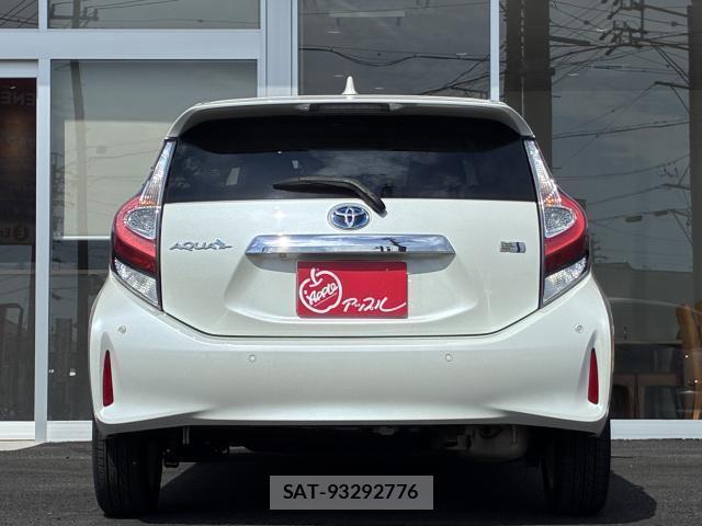 Toyota AQUA 2018-08 8285602-4