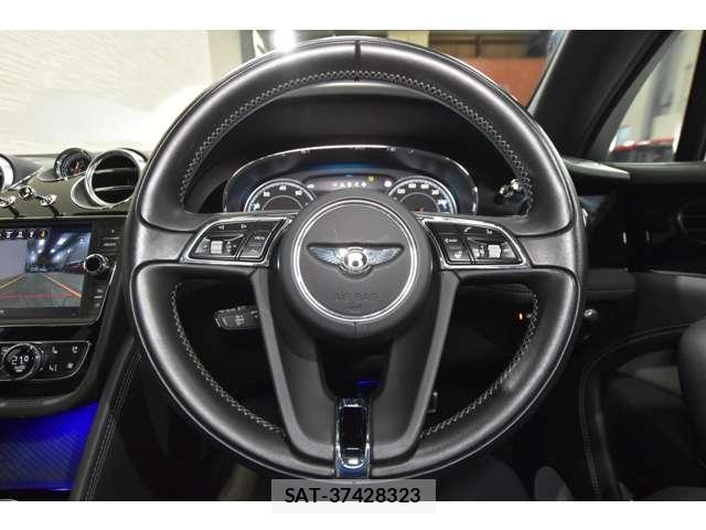 Bentley BENTAYGA 2018-07 8285786-4
