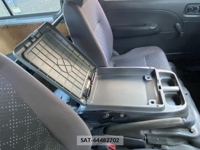 Nissan Caravan 2009-02 8285831-13