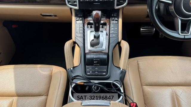 Porsche CAYENNE 2015-12 8282385-12