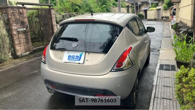 Chrysler YPSILON 2014-04 8280963-12
